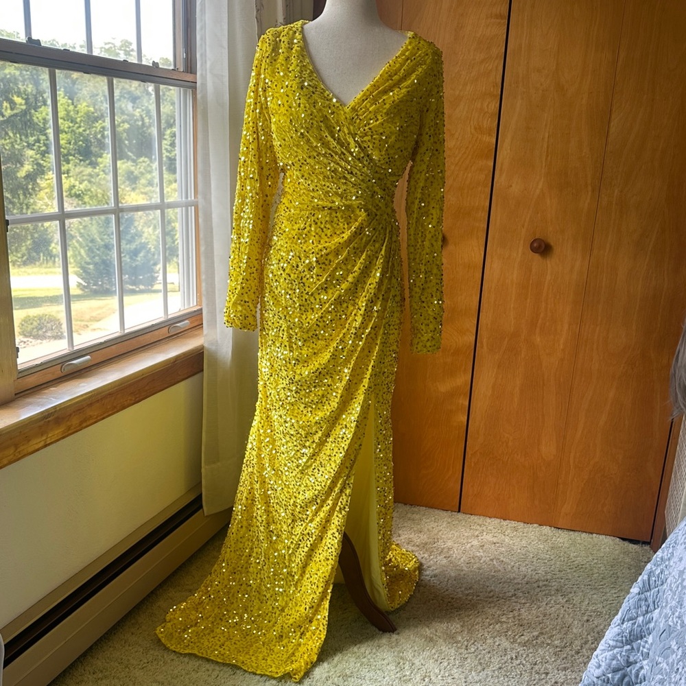 Elegant Yellow Sequin Gown With Train (NWOT)